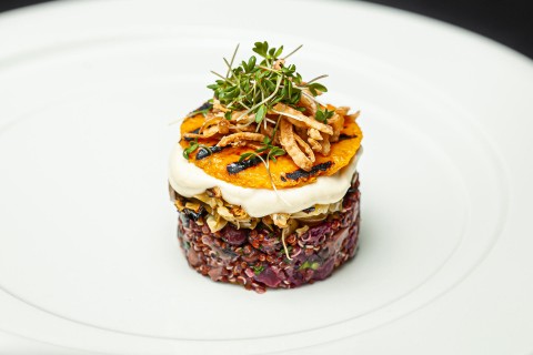 Portfolio burger, máslová dýně, červená řepa, fazole, pálené zelí, houby, křupavá cibulka, majonéza
