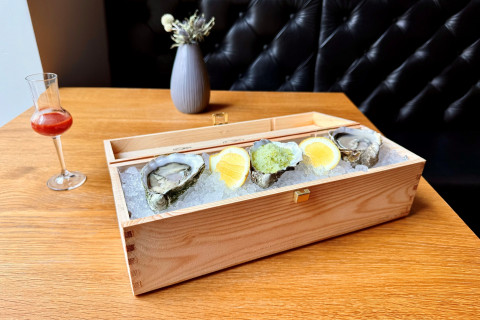 Fresh oysters Gillardeau no.2 & Ostra regal no.2, cucumber yuzu granita, virgin Bloody Mary, lemon