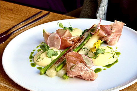 White and green asparagus, Bohdaneč dried ham, hollandaise sauce