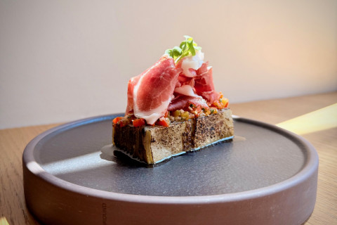 Houbovo-bramborová gratinka, Bohdanečský pršut z mangalice, Enoki chimichurri