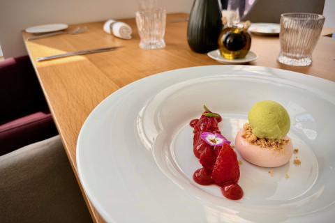 Jahody, rebarbora, bazalkový sorbet, mandlový crumble