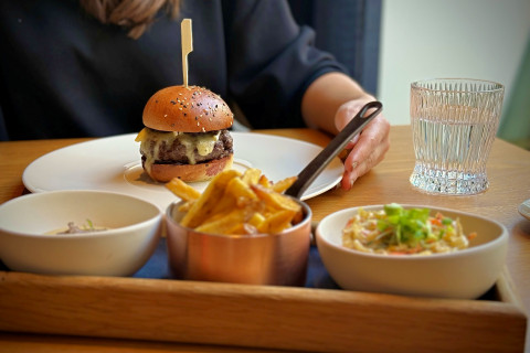 Hovězí burger, lanýžová majonéza, coleslaw z páleného zelí, hranolky