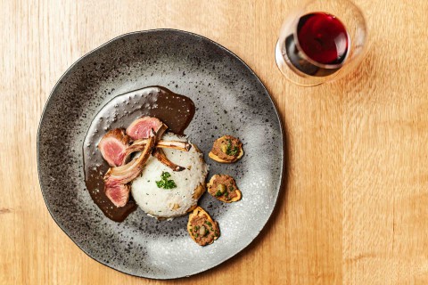 Speciální prvorepublikové menu - Jehněčí kotlety „Imperial“, žampiónová rýže, toast s jehněčím konfitem a kapary, estragonový jus