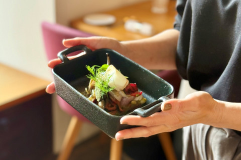 Tažený králičí hřbet, bílé fazole, grilovaná kapie, špek, cornichon