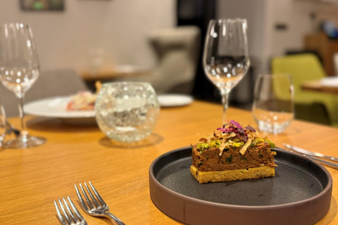 Zauzené trhané hovězí, pórek, špek, hříbky, polenta