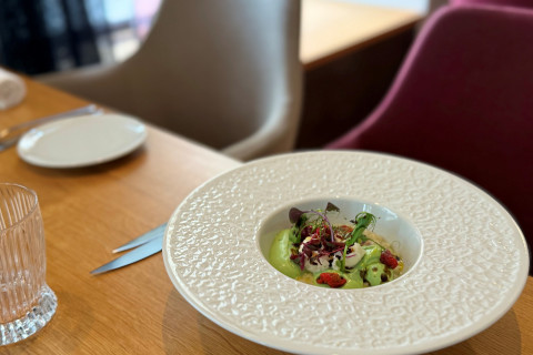 Krémové rizoto s bazalkou, trhaná burrata, avokádo, rajče