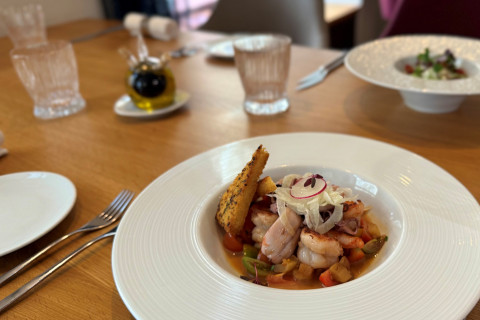 Restované krevety, kalamáry, rajčatový tartar s černým kořenem, medová zálivka, česneková bageta