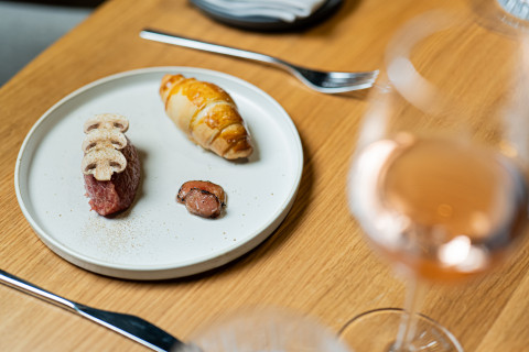 Tartar z vyzrálého hovězího, morek, houbový prach, sádlová banketka