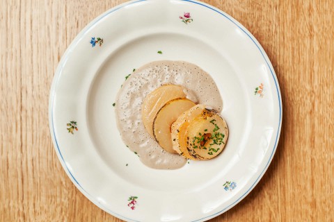Speciální prvorepublikové menu - Olomoucké tvarůžky, houbovo-kmínová pěna a hruška vařená v černém pivu