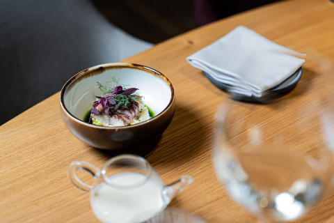 Zauzený úhoř, emulze z konfitovaných žloutků, jablko, křenový krém, koprový olej