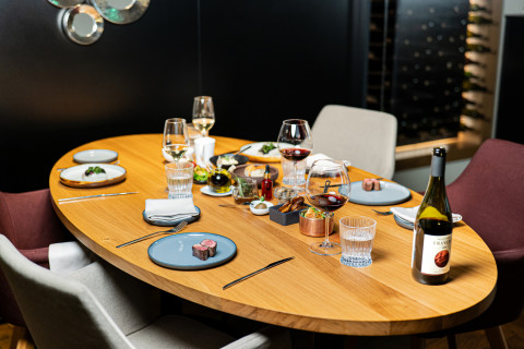 Jehněčí hřbet, bramborový fondant s lilkem a mátou, zeleninové ragú, jehněčí jus