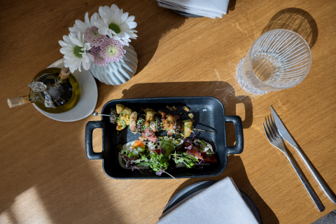 Marinované kukuřičné kuře v jogurtu s tandoori, slanina od Rottů, houby, škvarky, salát