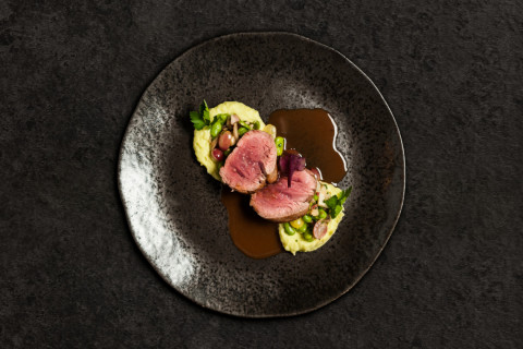 Telecí svíčková, bramborové pyré s řapíkatým celerem, hrozny s houbami, fava fazolemi a pančetou, omáčka z lišek