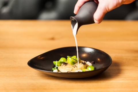 Raviola plněná kachním konfitem s foie gras, topinamburové velouté s černým lanýžem