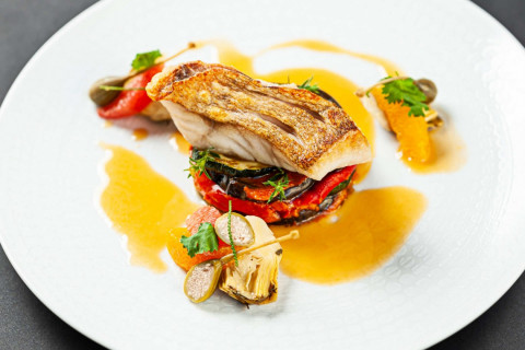 Okouník mořský, zeleninový tian, redukce z krvavých pomerančů s Aperol Spritz