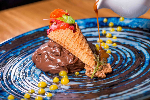 Čokoláda Michel Cluizel, marinované višně, slaný karamel