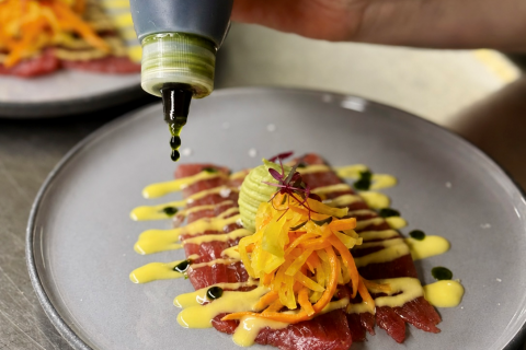 Ceviche ze žlutoploutvého tuňáka, mango, avokádo, ředkev daikon