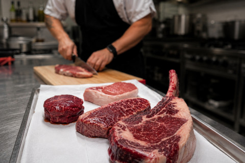 Tomahawk steak připravovaný na Kasai grilu