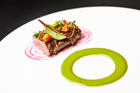 Srnčí hřbet, pečený celer, kaštany a citronový tymián, jeřabiny, řapíkatý celer