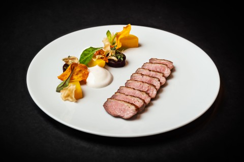 Kachní prso s aromatickým kořením, fondant z červené řepy, šafránová ředkev, jablečné pyré, křenová espuma, citrusová omáčka s pepřem Sarawak