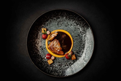 Restovaná kachní játra foie gras, kachní prso, strouhané tonka fazole, máslová dýně, brioška, tamarindová omáčka se zázvorem