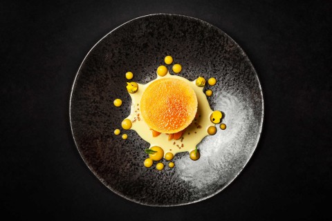 Kokosový crème brûlée, pistáciový crème pâttisière, physalis a mandarinky