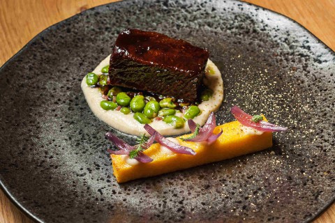 Tažená hovězí žebra, polenta, fermentovaná červená cibule, fava fazole s pancettou, Cabernet Sauvignon