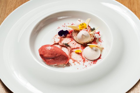 Heřmánková panna cotta, jahodový sorbet s medem a pepřem, bílá čokoláda, fenyklovo-rebarborové pyré