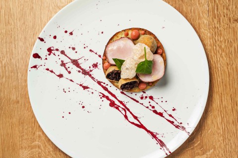 Hřbet z mléčného selátka, bramborová placka, krokety z jelítka, pyré z rebarbory a jablek, Calvados omáčka