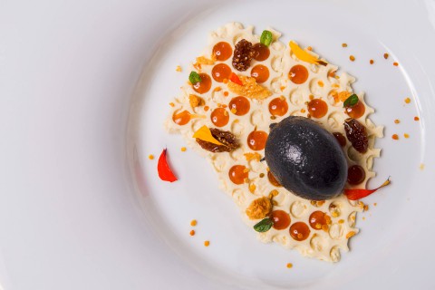 Včelí plástev: cheesecake z květů růží, levandulový sorbet, karamelový crunch, medový vinaigrette