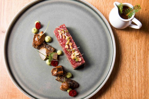 Jehněčí tartar, škvarky, šalotková pěna, topinambur, houby, brusinky, rozmarýnový jus s ginem
