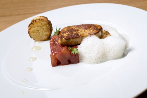 Restovaná kachní játra Foie gras, kdoule, citrón, kokos, brioška