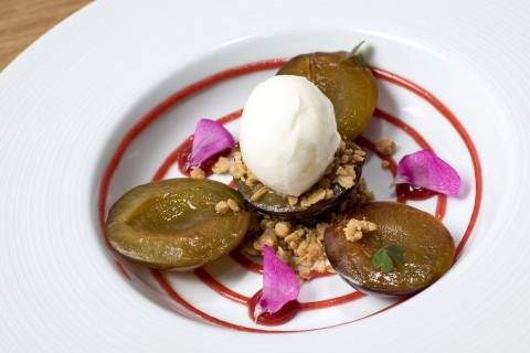 Marinované švestky, zázvorový crumble, sorbet z bílého jogurtu