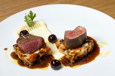 Srnčí filet, pečená zelenina, celer, omáčka s višněmi Amarena