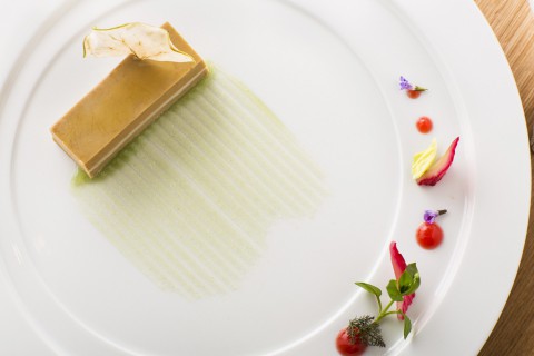 Terina z kachních jater Foie gras a uzeného úhoře, řapíkatý celer, jablko