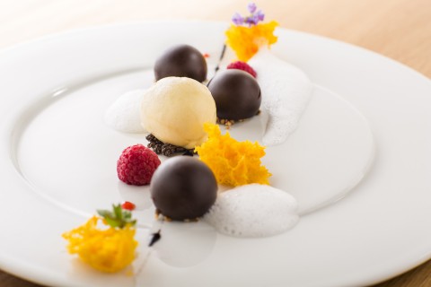 Čokoládová ganache, kokos, karotková houba, sorbet z banánů a marakuji
