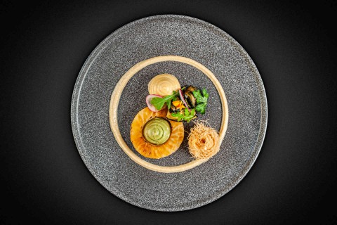 Pečený celer, krém z avokáda, limetkový humus, květákové pyré s kari madras, cuketa